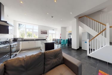 6 bed house, College Avenue, Mutley, Plymouth, PL47AN - Image 1