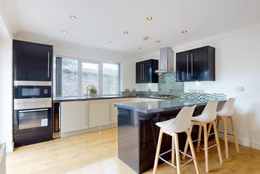3 bed house, Emily Garden, Cattedown, Plymouth, PL47QS - Image 1