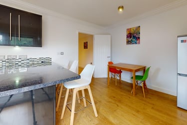 3 bed house, Emily Garden, Cattedown, Plymouth, PL47QS - Image 4