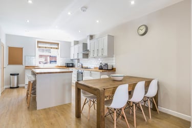 6 bed house, Archery Place, Woodhouse, Leeds, LS29AZ - Image 1