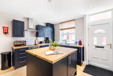 5 bed house, Welton Grove, Hyde Park, Leeds, LS61ES - Image 1