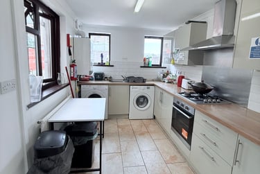 4 bed house, Western Street, Sandfields, Swansea, SA13JZ - Image 1