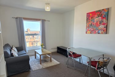 2 bed flat, Old Tiverton Road, St Sidwells, Exeter, EX46NG - Image 2