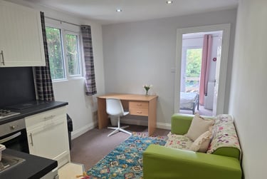1 bed flat, Old Tiverton Road, St Sidwells, Exeter, EX46NG - Image 1