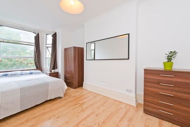 1 bed house, Frithville Gardens, Shepherds Bush, London, W127JN - Image 1