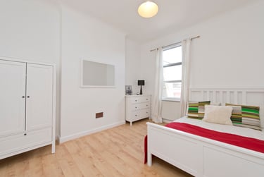 1 bed house, Frithville Gardens, Shepherds Bush, London, W127JN - Image 1