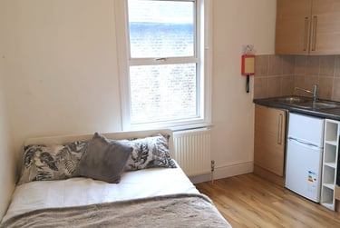1 bed studio, Dalling Road, Hammersmith, London, W60JA - Image 1