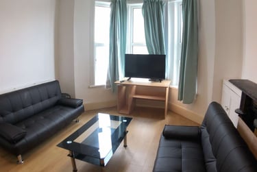 4 bed house, Derry Avenue, City Centre, Plymouth, PL46BH - Image 2