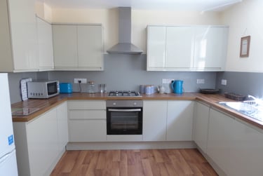 2 bed house, Hill Park Crescent, Greenbank, Plymouth, PL48JP - Image 1