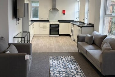7 bed house, Hill Park Crescent, Greenbank, Plymouth, PL48JW - Image 2