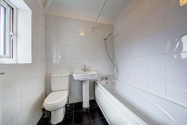6 bed house, Addison Gardens, City Centre, Surbiton, KT58DW - Image 1