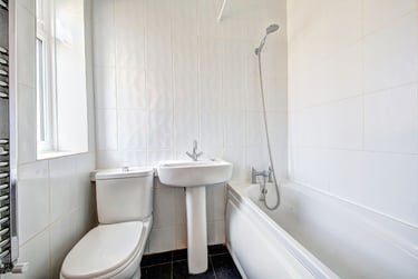 6 bed house, Addison Gardens, City Centre, Kingston, KT58DW - Image 2