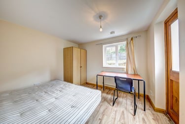 6 bed house, Addison Gardens, City Centre, Surbiton, KT58DW - Image 2