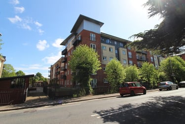 3 bed flat, New North Road, St Sidwells, Exeter, EX44JH - Image 1