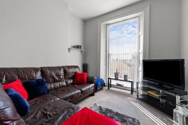 2 bed flat, Bedford Terrace, North hill, Plymouth, PL48EY - Image 1