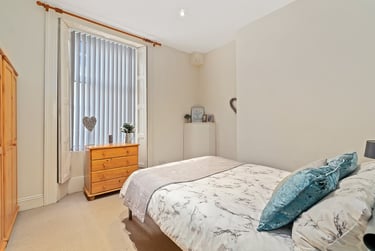 1 bed flat, Bedford Terrace, North Hill, Plymouth, PL48EY - Image 1