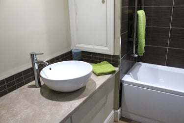 3 bed flat, Sefton Avenue, Laira, Plymouth, PL47HB - Image 2