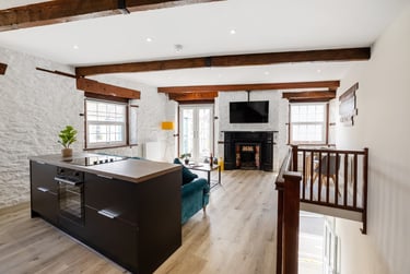 2 bed flat, Amity Place, North Hill, Plymouth, PL48JL - Image 2