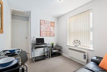 1 bed flat, Bedford Terrace, North Hill, Plymouth, PL48EY - Image 1