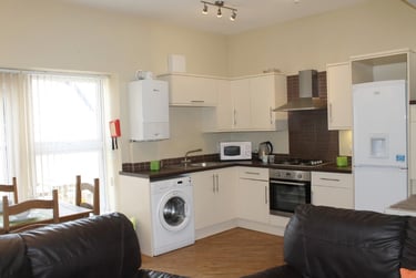 3 bed flat, Sefton Avenue, Laira, Plymouth, PL47HB - Image 1
