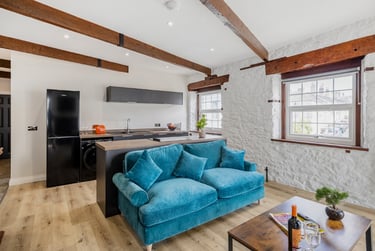 2 bed flat, Amity Place, North Hill, Plymouth, PL48JL - Image 1