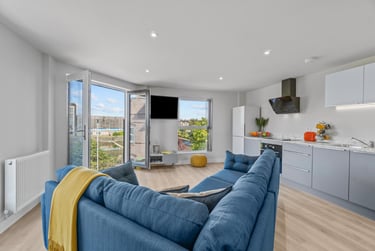 2 bed flat, Marlborough Road, North Hill, Plymouth, PL48LP - Image 1