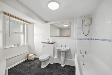 2 bed flat, Lisson Grove, Mutley, Plymouth, PL47DN - Image 9