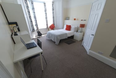 9 bed house, Royal Terrace, Barrack Road, Northampton, NN13RF - Image 1