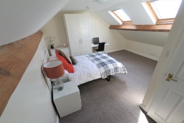 9 bed house, Royal Terrace, Barrack Road, Northampton, NN13RF - Image 3