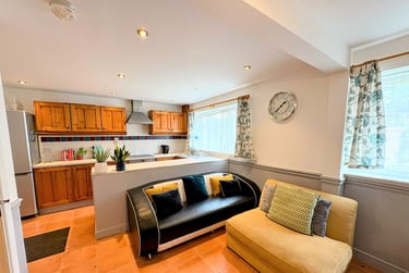 4 bed house, Lewis Close, City Centre, Nottingham, NG31NR - Image 2