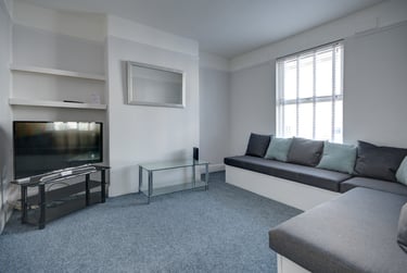 5 bed house, Marle Hill Parade, Francis Close Hall, Cheltenham, GL504LG - Image 1