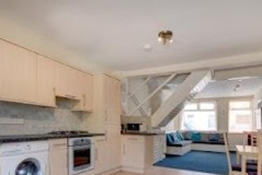 5 bed house, Townsend Street, St Pauls, Cheltenham, GL519HD - Image 2