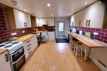 7 bed house, Top of Lisson Grove, Mutley, Plymouth, PL47DN - Image 2