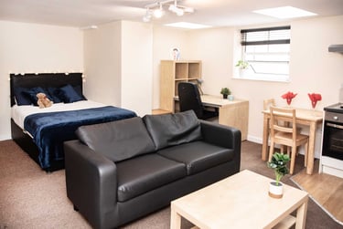 1 bed studio, Kensington Road, Mutley, Plymouth, PL47LU - Image 1