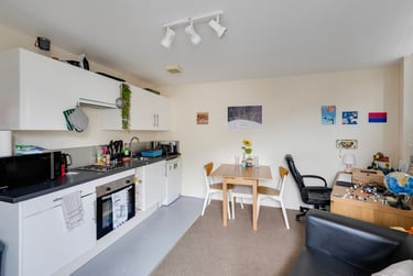 1 bed flat, 14 Furze Hill Road, Mutley, Plymouth, PL47JY - Image 1