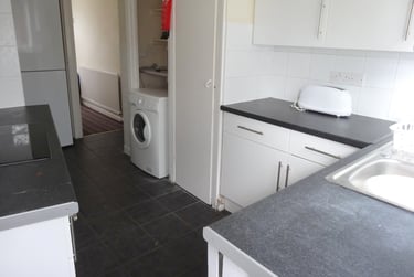 4 bed house, John rous avenue, Canley, Coventry, CV48EU - Image 2