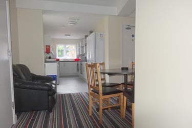5 bed house, Prior Deram Walk, Canley, Coventry, CV48FS - Image 1