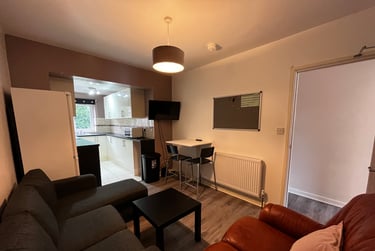4 bed house, Chapel Lane, Burley, Leeds, LS63BW - Image 2