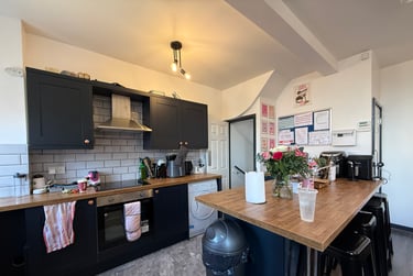 6 bed house, Royal Park Grove, Hyde Park, Leeds, LS61HQ - Image 3