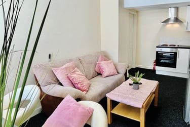 2 bed flat, Glossop Road, Broomhill, Sheffield, S102HP - Image 1