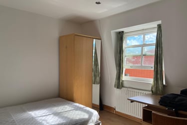 4 bed flat, New Cross Road, New Cross, London, SE146TQ - Image 1