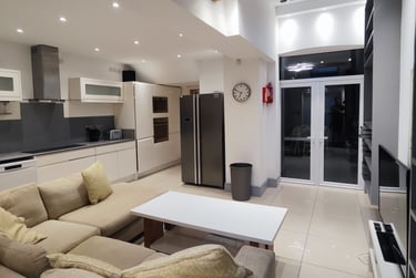 6 bed house, Rosehill Terrace, Mount pleasant, Swansea, SA16JN - Image 2