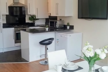 5 bed flat, Dickenson road, Victoria park, Manchester, M145HZ - Image 2