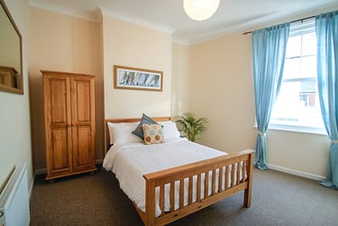 2 bed flat, Devonport Road, Stoke, Plymouth, PL34DL - Image 1