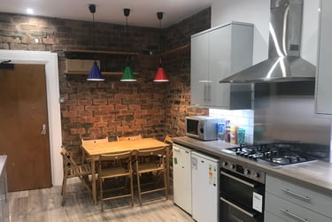 9 bed house, Ridge Terrace, Hyde park, Leeds, LS62DA - Image 1