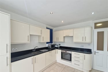 2 bed house, Sackville Road, City Centre, Brighton, BN33WA - Image 2