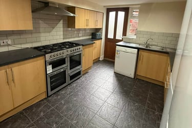 7 bed house, Brudenell rd, Hyde park, Leeds, LS61JD - Image 1