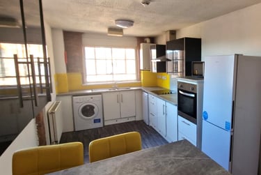 4 bed flat, Gamble street, Near university, Nottingham, NG74GU - Image 1