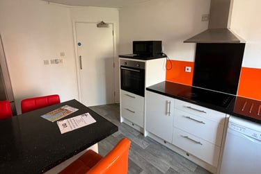 4 bed flat, Gamble street, Arboretum, Nottingham, NG74GU - Image 2
