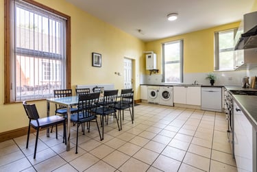 8 bed house, Barrack lane, Lenton, Nottingham, NG71AN - Image 2